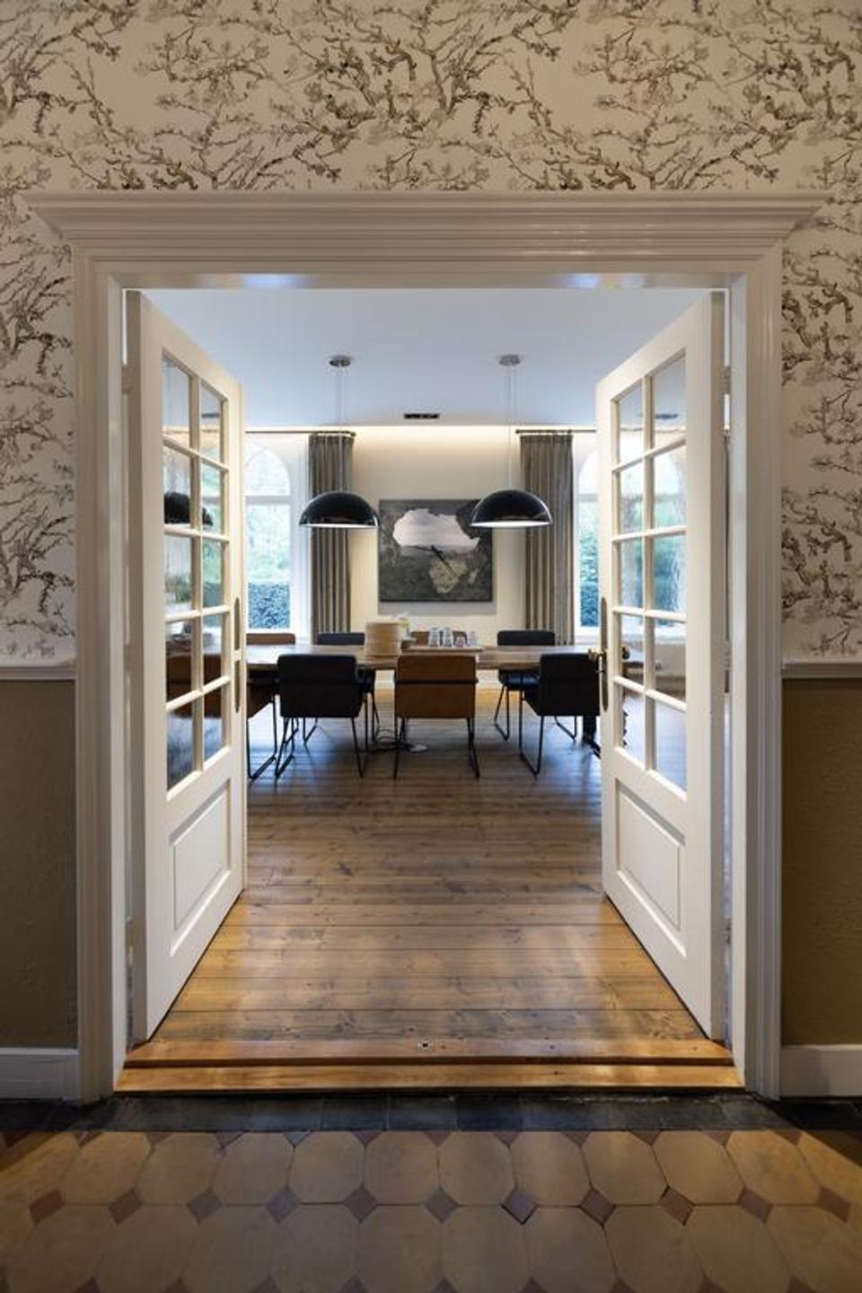 Ruime woonkamer met daglicht